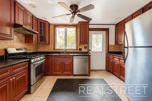 Building Photo - 376 Kosciusko Street – Large 1 Bedroom wit...