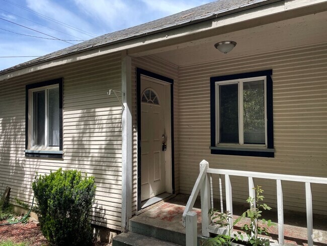 Building Photo - Nice 1 Bedroom 1 Bath Duplex Rental