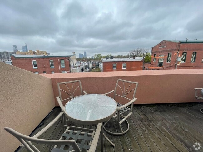 Building Photo - 3-bed, 2-bath GIANT townhouse + GARAGE, BA...