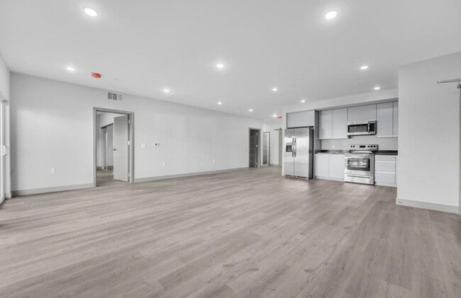 Photo - 7040 Woodman Ave Unidad 107