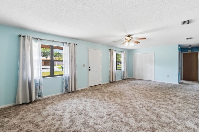 Photo - Charming 2/2 Spacious Home with/ 1 Car Garage in St. Cloud Close to the Lakefront Park