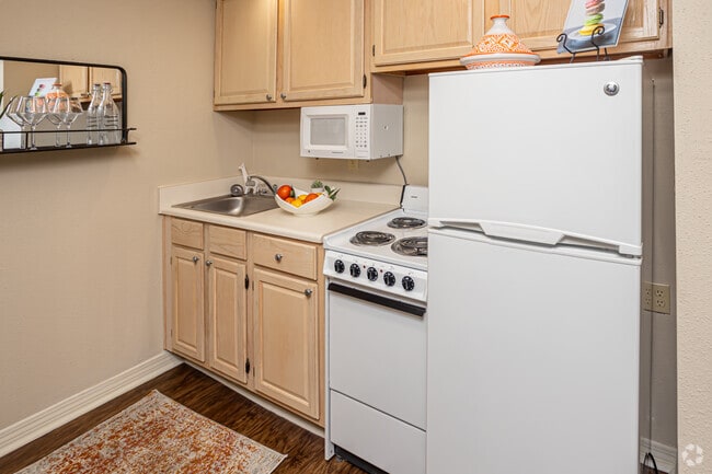 Studio, 1BA - 380SF