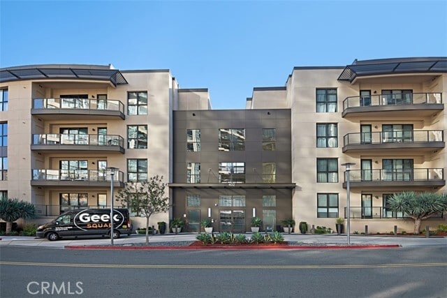 Building Photo - 402 Rockefeller Unit 203