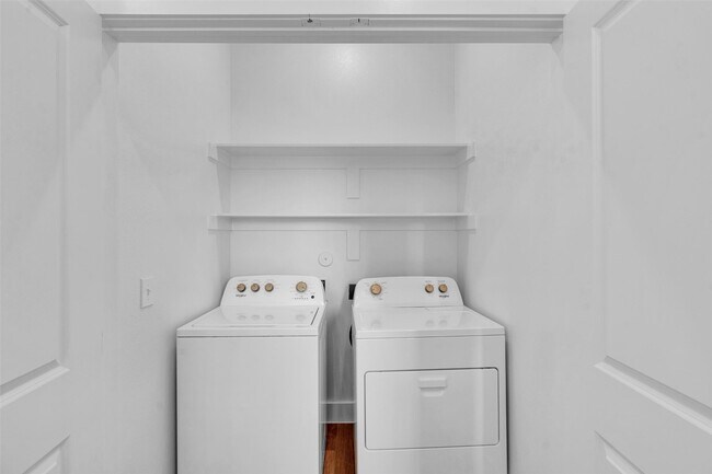 Photo - 1588 Bernard St