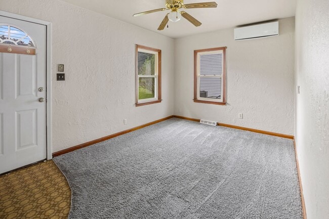 Photo - 1 Bedroom/ 1 Bath Home - Fenced in back yard and 1 Stall Garage