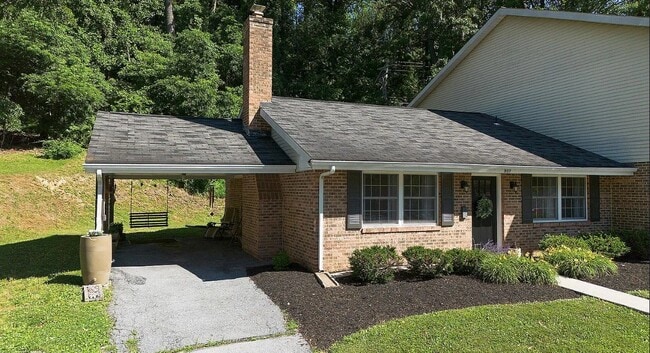 Photo - 907 Rhue Haus Ln