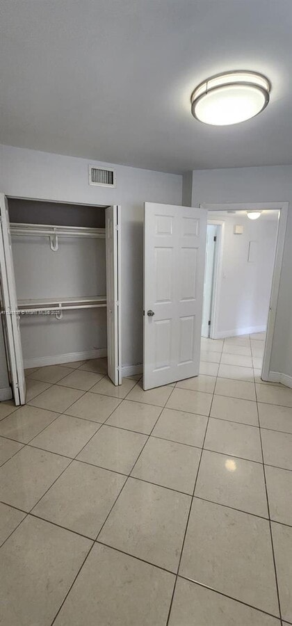 Photo - 5440 W 21st Ct Unidad 101