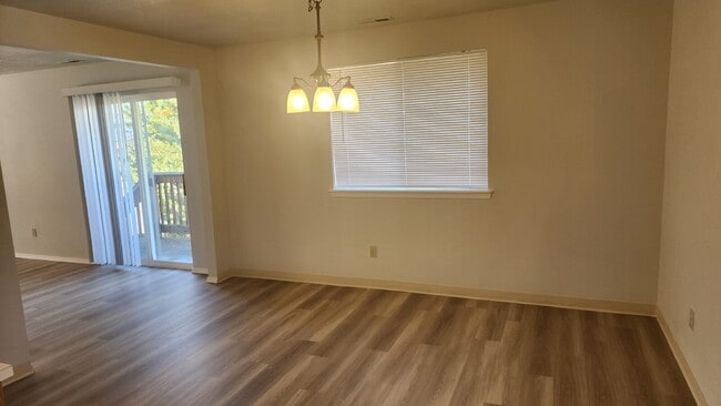 Building Photo - 3 bed, 2 bath - Spacious upstairs duplex o...