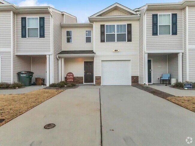 Building Photo - 3 bed, 2.5 bathroom Townhouse