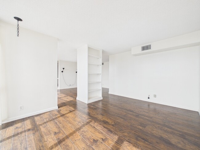 Photo - 5001 Woodway Dr Unit 1103