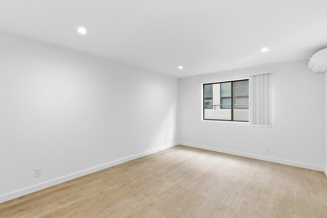 642 N West Knoll Dr. Apartments