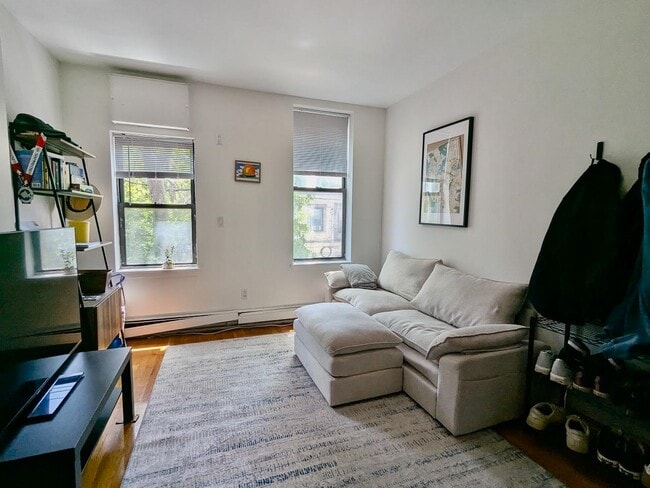 Building Photo - 374 2nd St Unit 4