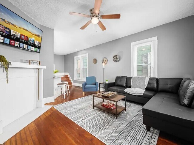 Photo - 363 E Gates St