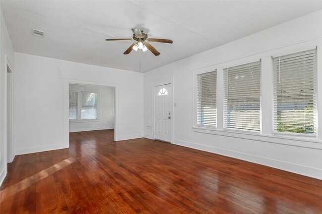 Photo - 5708 Live Oak St