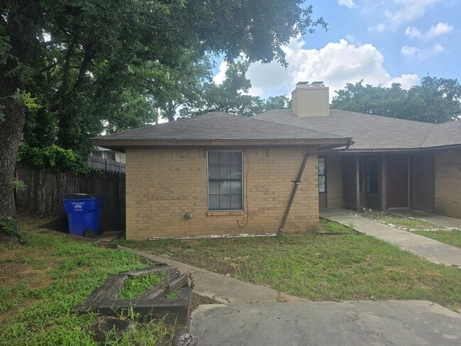Building Photo - 716 Woodland Ct