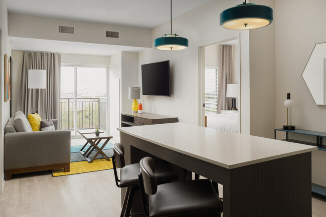 Sala de estar con balcón - WaterWalk Phoenix – North Happy Valley Apartamentos