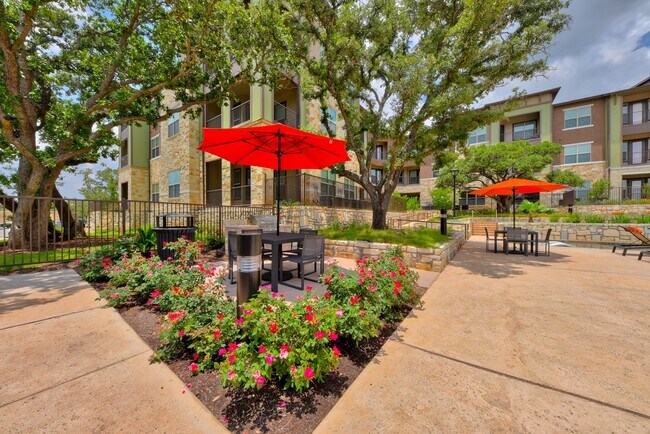 Poolside Picnic and Grilling Area