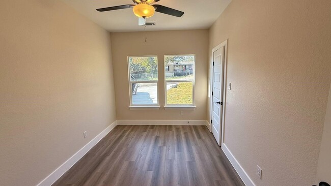 Photo - 2615 Creekview Dr