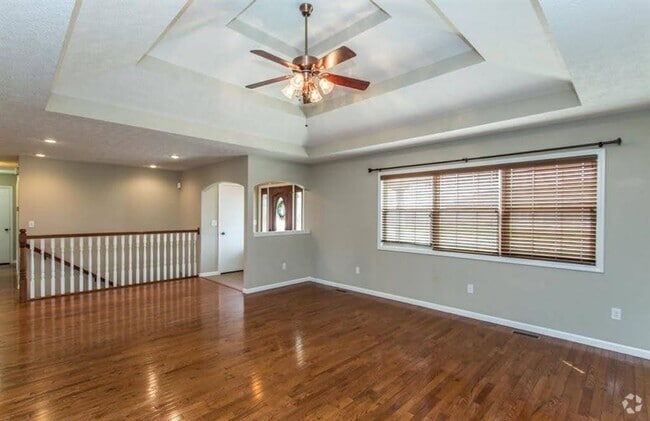 Building Photo - Huge fenced home close to FLW