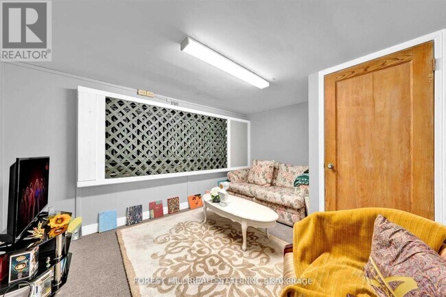 Photo - 996 Bayview Ave