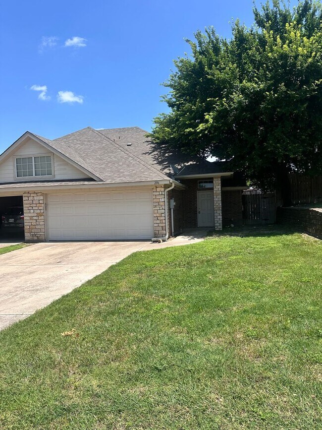 Photo - 3/2/2 in a quiet neighborhood located right in the heart of Weatherford.