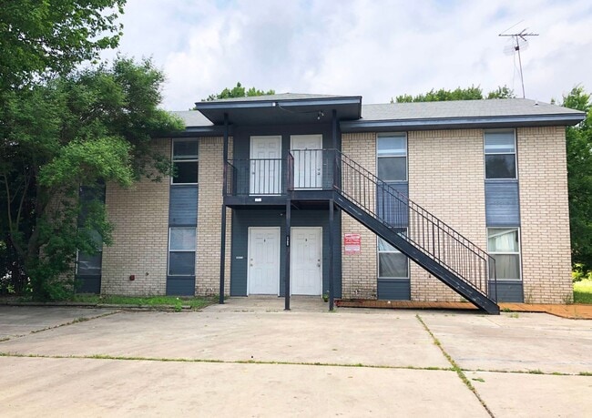 Building Photo - 1705 Cedarhill Dr Unit D