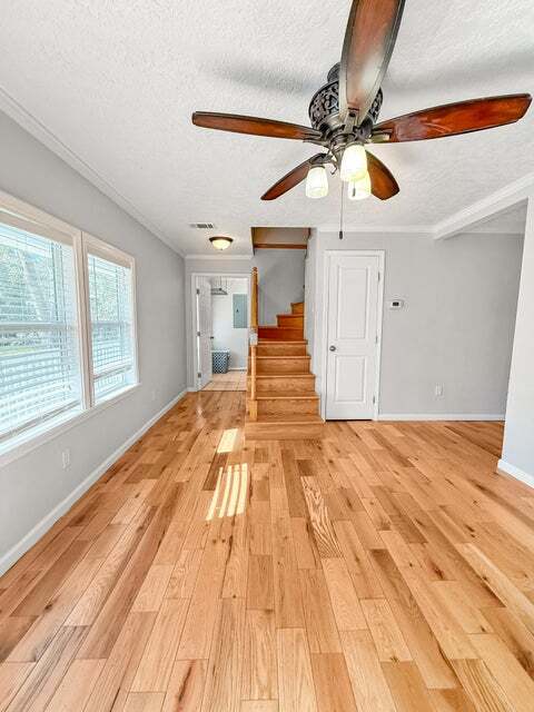 Photo - 303 Knapp St