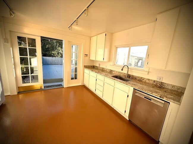 Kitchen - 2251 Filbert St Unit 2251