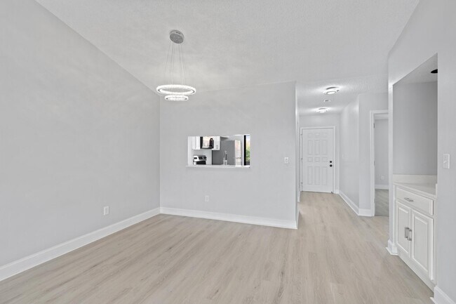 Photo - 350 Club Cir Unidad 208