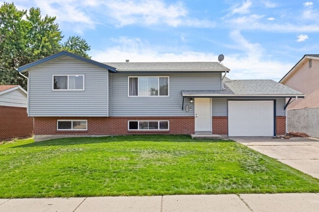 Photo - 4 bedroom with large backyard