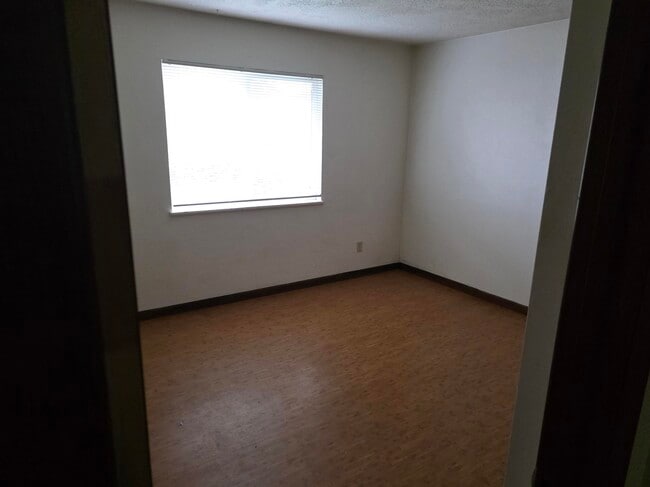 Photo - 352 Catron St N