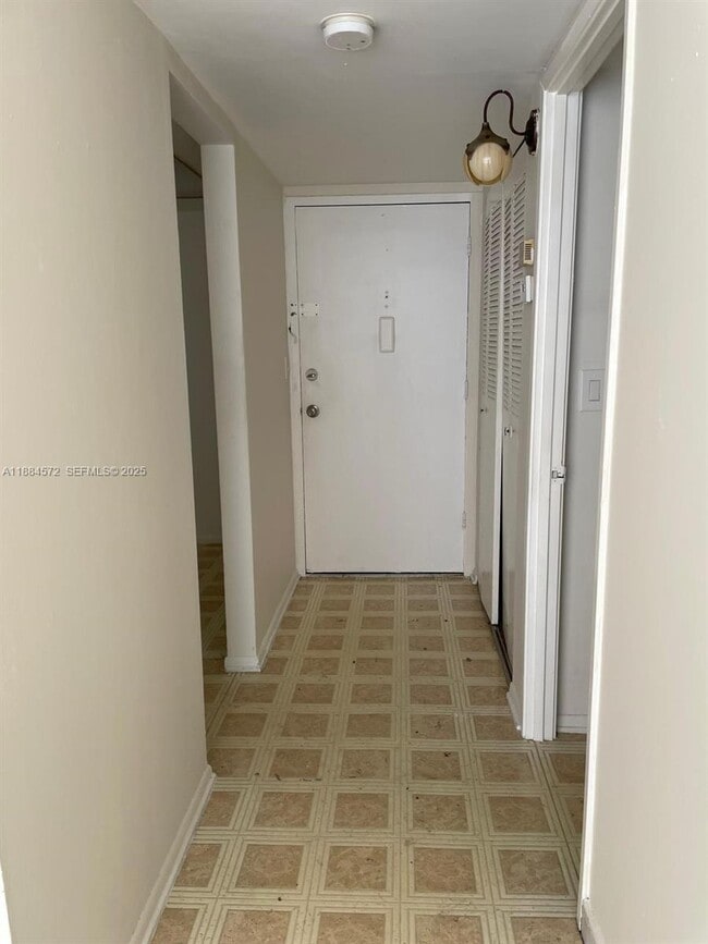 Building Photo - 1301 NE Miami Gardens Dr Unit 323W