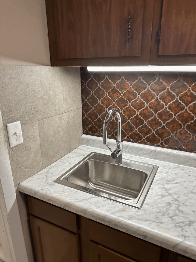 Kitchen sink - 834 S Walnut St Unit 834R S. Walnut