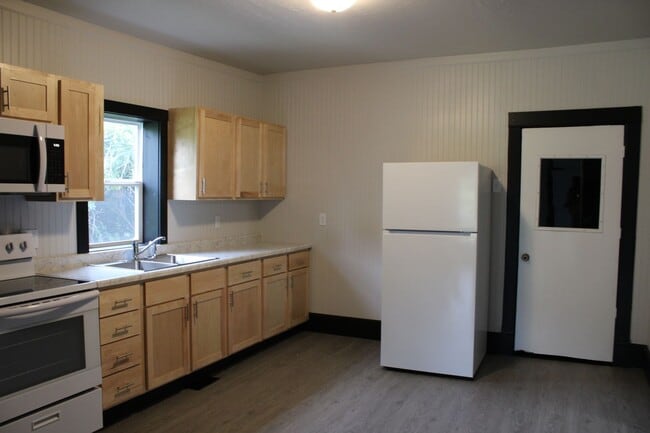 Photo - 218 Sabin Ave W