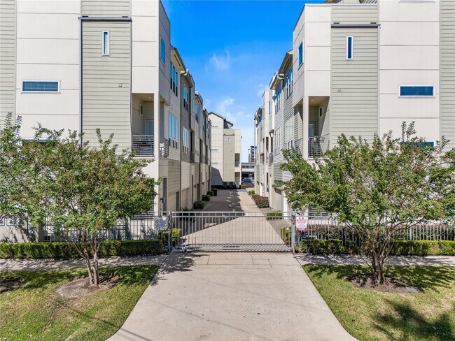 Photo - 1013 W 17th St