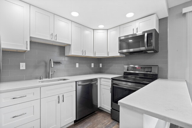 Photo - 3 N Christopher Columbus Blvd