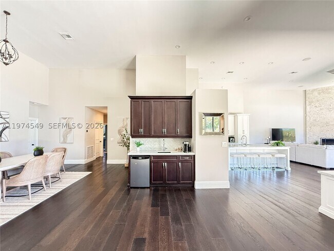 400 Alexandra Cir