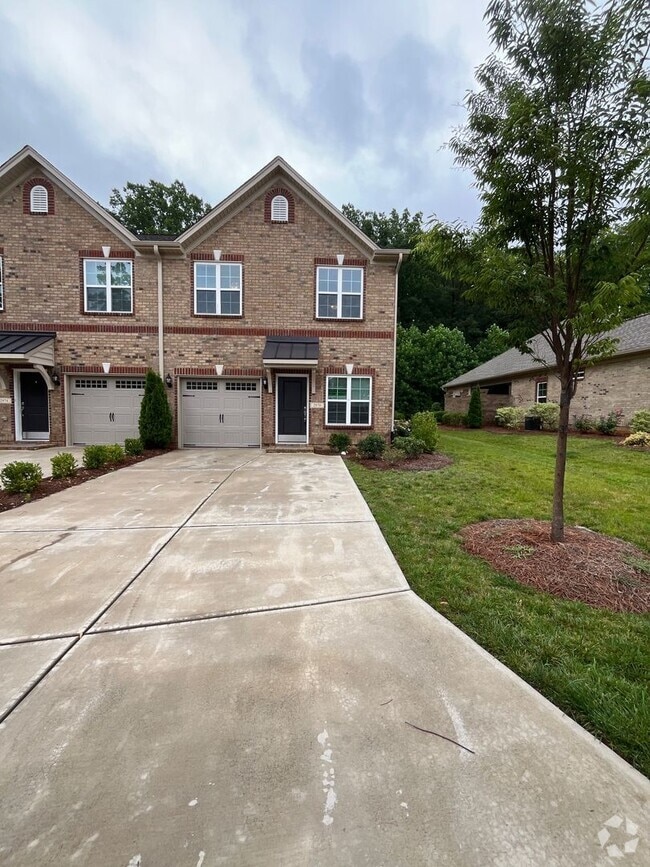 Building Photo - Brick Townhome in Walkertown NC