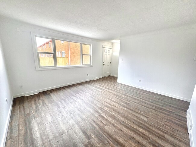 Photo - 766 Indian Rd N