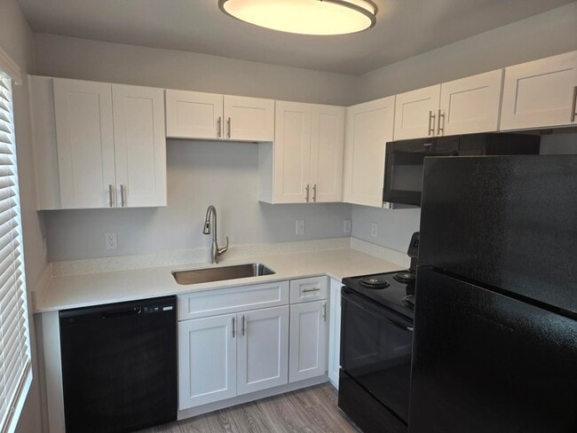 Photo - Sabine Apartments