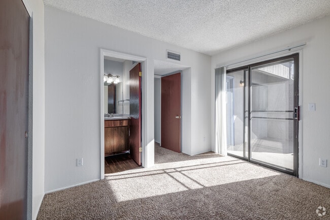 2BR, 2BA - 846SF - Primary Bedroom