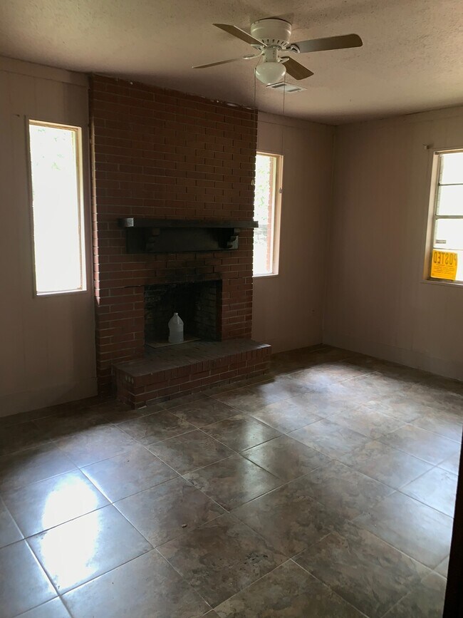 Building Photo - 3 Bed 1.5 Bath Pet Friendly Home