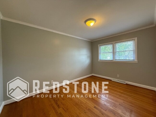 Photo - 2120 Young St