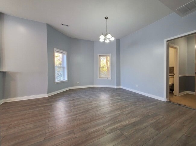 Photo - 943 W 59th St