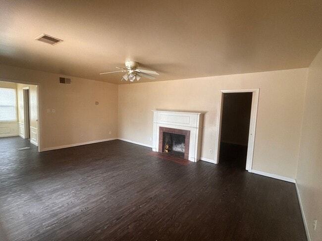 Building Photo - North Hanford spacious and affordable