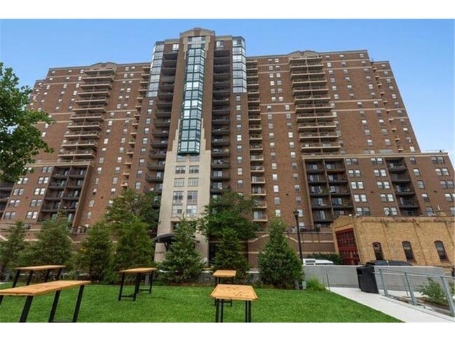 Building Photo - 401 S 1st St Unit 611