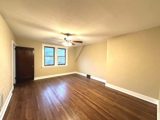 Photo - Updated 2 Bed/1 Bath Apartment in Greenfie... Unidad Apt 2