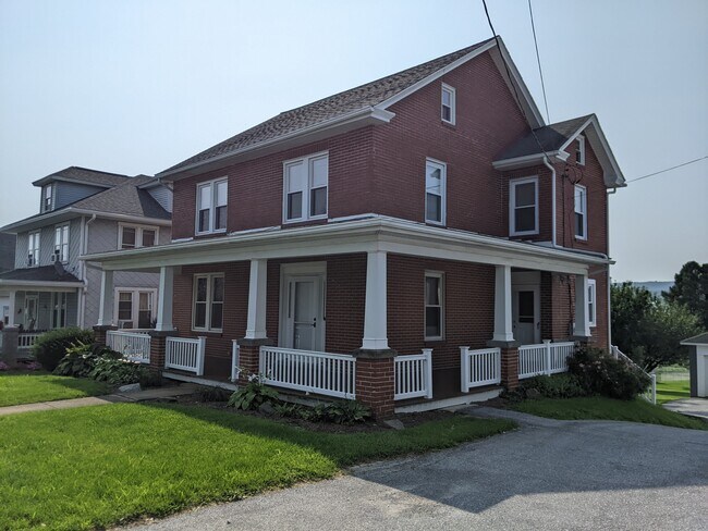 4 bedroom home - 1548 Main St House