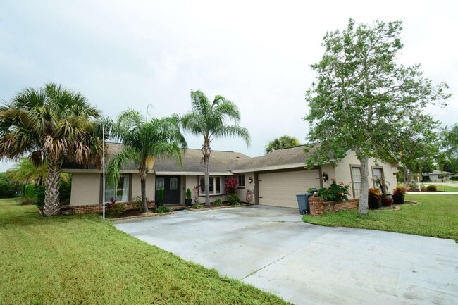 Photo - Salt Water Canal Pool Home Fully furnished