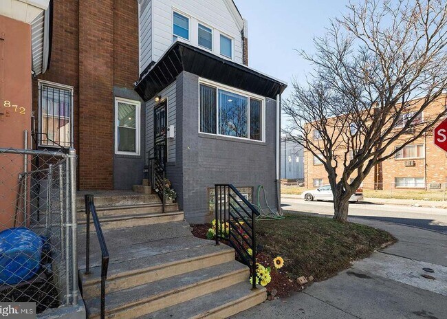 Photo - 870 Marcella St